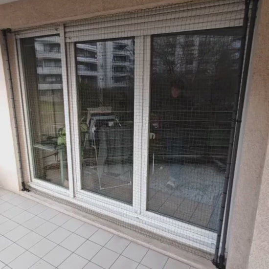 Légende : Vidéo présentant l'ouverture d'un filet de protection de baie vitrée, sans perçage et réglable Climbing Cat 