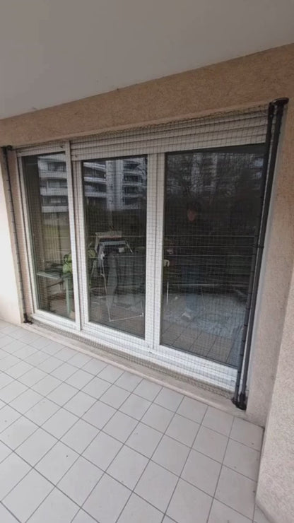 Légende : Vidéo présentant l'ouverture d'un filet de protection de baie vitrée, sans perçage et réglable Climbing Cat 