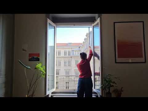 Vidéo montrant le déploiement d'un filet de protection pour chat. 